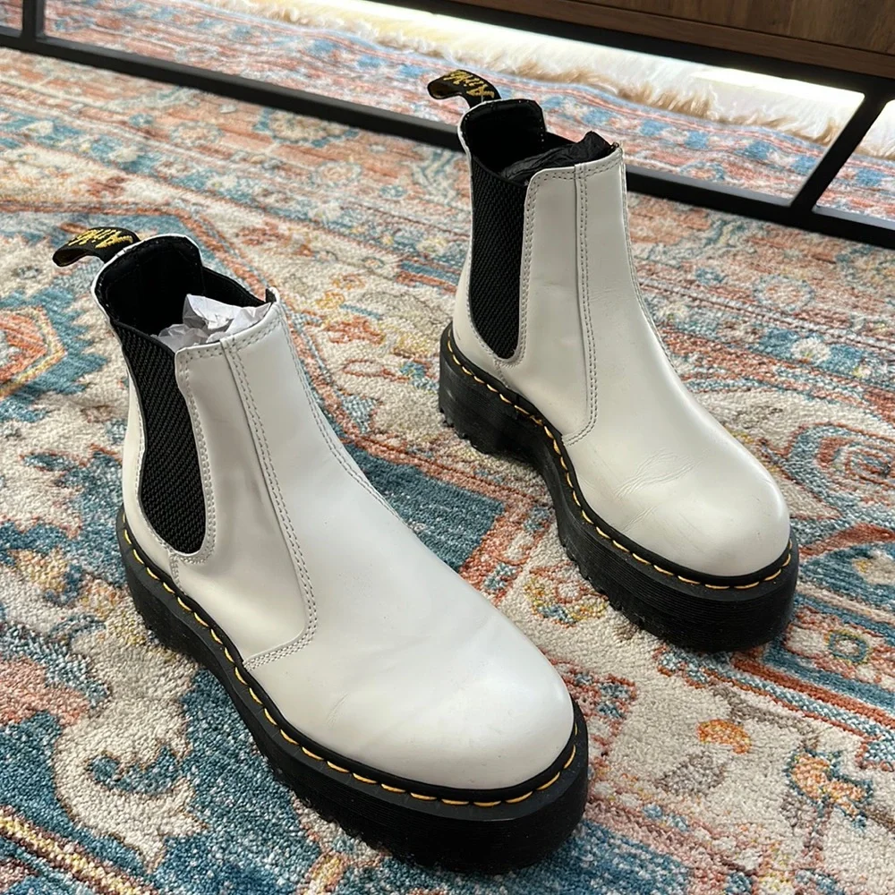 Women 6 Doc Martens Quad White Chelsea boots - Picture 1 of 2